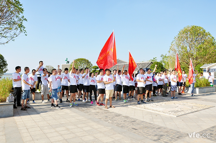 湖南銀河電氣全體員工匯聚在松雅湖濕地公園零點界碑處 湖南銀河電氣全體員工匯聚在松雅湖濕地公園零點界碑處