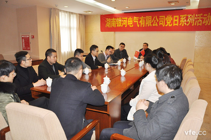 黨支部書記謝開明主持發展新黨員的討論會 黨支部書記謝開明主持發展新黨員的討論會
